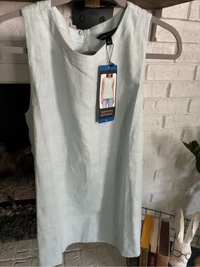 Banana Republic Light bluish sleeveless TOP- linen/rayon blend. LARGE